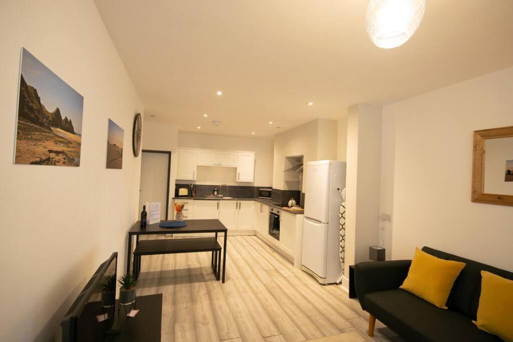 Luxe Living City Apartment - Beach, Wifi, Parking Swansea Dış mekan fotoğraf